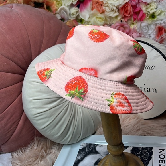 STRAWBERRY BUCKET HAT π - Picture 8 of 8